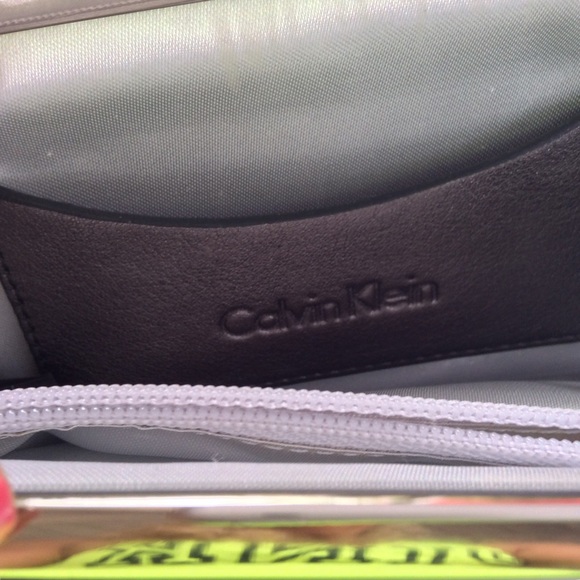 CALVIN KLEIN METALLIC PEWTER LEATHER WRISTLET - Picture 4 of 7